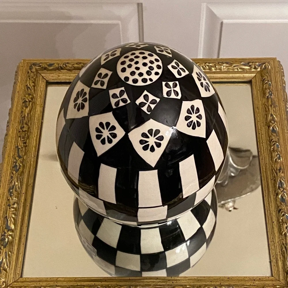 6.5” Black & White Check Ceramic Egg ✨NWT✨ - Picture 2 of 4